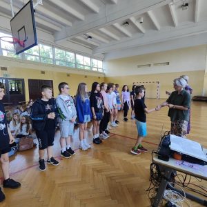 dyrektor wręcza uczniowi kartę rowerową