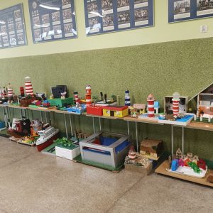 prace konkursowe ustawione na stolikach
