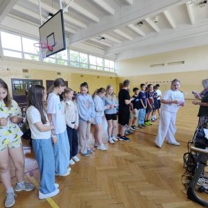 uczennica po odebraniu karty rowerowej