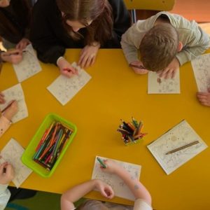 uczniowie i przedszkolaki kolorują obrazki