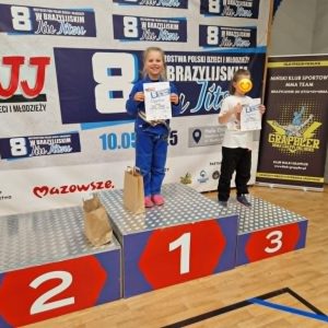 Dziewczynki na podium z dyplomami