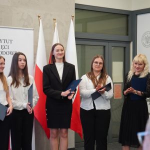 recytatorki i opiekun artystyczny odbierają podziękowania od organizatorów konferencji