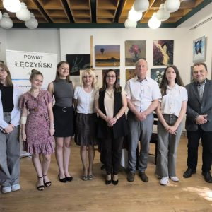 laureatki konkursu pozują do zdjęcia w towarzystwie sponsorów konkursu i nauczycielki