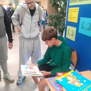 uczniowie czekają w kolejce na czytanie