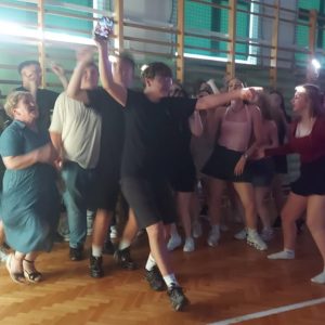 grupa uczniów z wychowawcą ruszają do tańca.