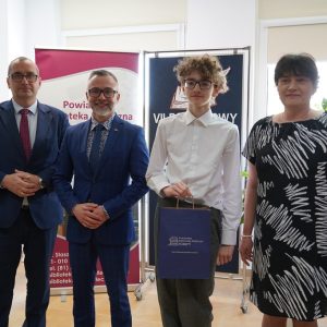 laureat pozuje do zdjęcia