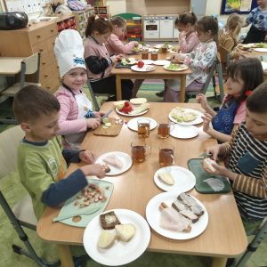 Dzieci układają ulubione składniki na swoich kanapkach