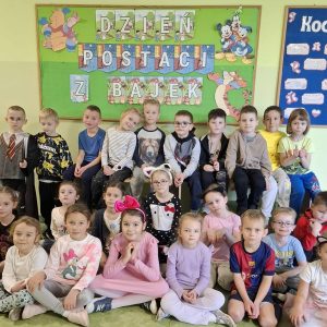 Grupa 0d, dzieci przebrane za ulubione postacie z bajek, część posiada na ubraniach ulubione postacie z bajek.