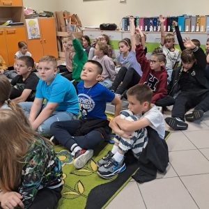 Dzieci zgłaszające się do odpowiedzi.