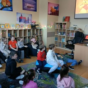 Dzieci oglądają prezentację o Kubusiu Puchatku