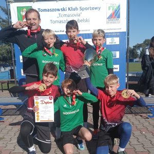 Zawodnicy z medalami i opiekunem zespołu.