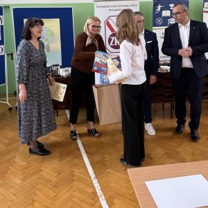 Laureatka I miejsca odbiera nagrodę od pani dyrektor Hanny Lipińskiej-Stopy