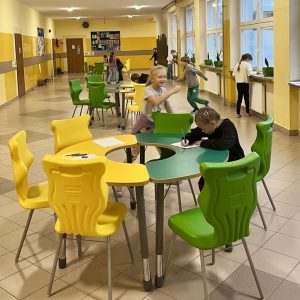 Dzieci wykonujące zadania z dyktanda.