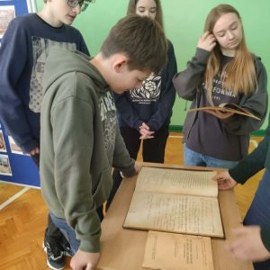 Porozmawiajmy o historii: uczniowie oglądają stare dokumenty