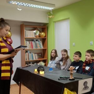 Uczestnicy turnieju odpowiadają na pytania konkursowe