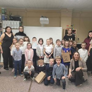 Nagrodzeni w konkursie uczniowie wraz z organizatorkami.