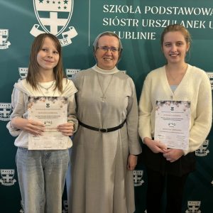 laureatki pozują z organizatorem konkursu