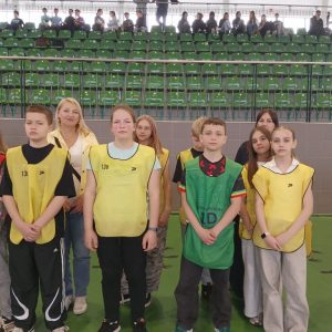 drużyna szkoły, w tle trybuny