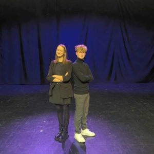 laureaci konkursu związani z naszą szkołą pozują do zdjęcia.