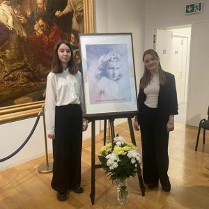 laureatki stoją na tle portretu Grażyny Chrostowskiej