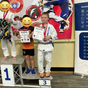 Chłopcy na podium z medalami i dyplomami