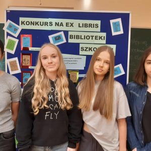 laureatki konkursu pozują na tle prac