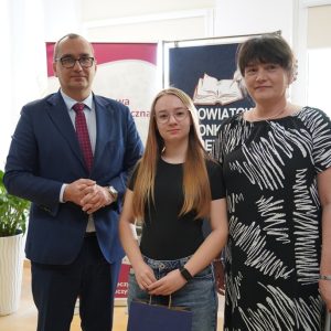 wyróżniona uczennica dostaje nagrodę
