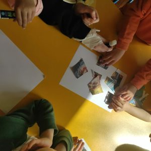 Porozmawiajmy o historii: przedszkolaki układają puzzle