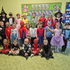 Grupę 0c, dzieci przebrane za swoje ulubione postacie z bajek.