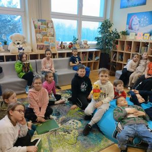 Uczniowie biorą udział w zabawach.