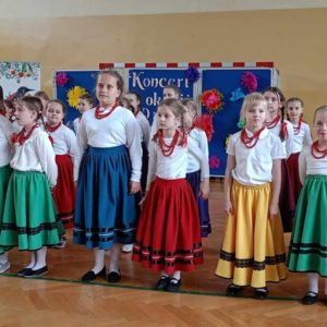 Dzieci śpiewają rodzicom i zaproszonym gościom.