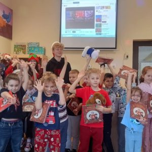 Zadowolone dzieci z kl. I A wraz z wolontariuszami.