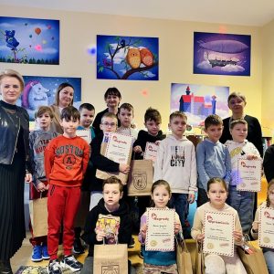 W bibliotece szkolnej nagrodzeni uczniowie, z Dyrekcją szkoły i organizatorkami.