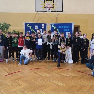 uczniowie klas czwartych w sali gimnastycznej podczas rozgrywek w ramach otrzęsin ekologicznych