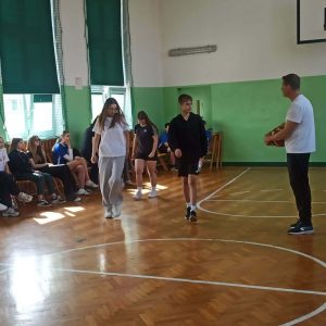 Uczniowie w czasie wykonywania konkurencji.