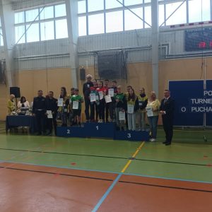 na podium zwycięskie drużyny, opiekunowie, obok Burmistrz