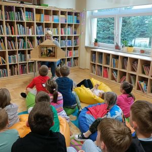Bibliotekarz prezentujący uczniom Tatarczyk Kamishibai.