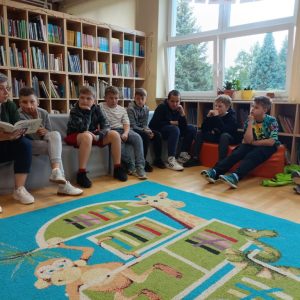 Lekcja języka polskiego w odnowionej bibliotece.