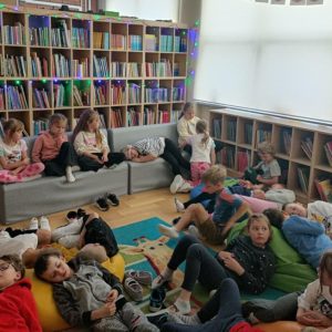 Zmysłoczuła przerwa. Dzieci odpoczywają przy muzyce relaksacyjnej i światełkach.