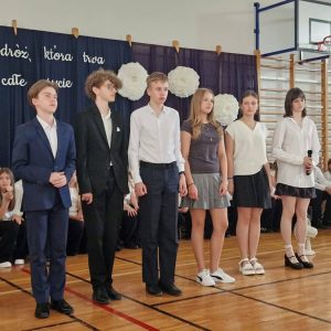 uczniowie dziękujący osobom pracującym w szkole