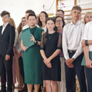 nagrodzeni uczniowie z rodzicami