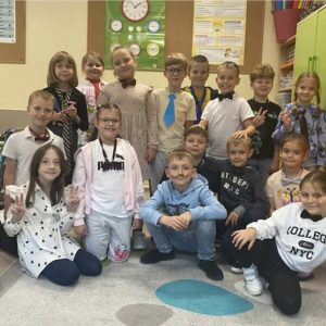 uśmiechnięci uczniowie w krawatach, muszkach