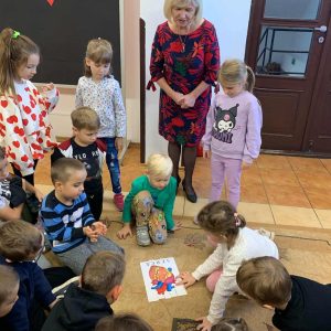 Dzieci z zaangażowaniem układają puzzle