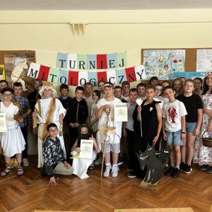 wicedyrektor, organizatorzy i reprezentantanci klas biorących udział w Turnieju Mitologicznym.