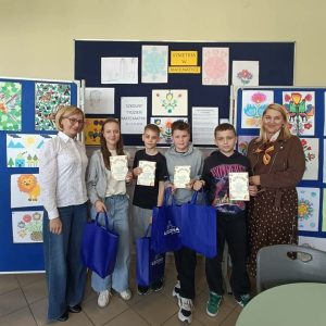 nagrodzeni w konkursie uczniowie wraz z dwiema nauczycielkami matematyki