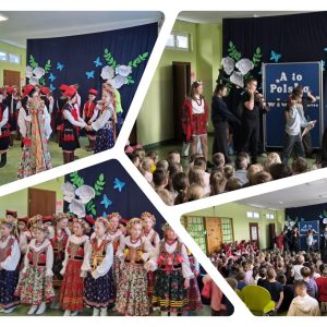 śpiewające i tańczące dzieci w strojach ludowych na tle ściany udekorowanej w białe kwiaty i napis a to polska właśnie.