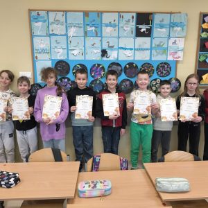 uczestnicy konkursu z dyplomami stojący w rzędzie