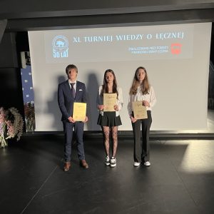 Laureaci Turnieju Wiedzy o Łęcznej z naszej szkoły na uroczystości wręczenia nagród.