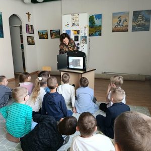 Dzieci oglądają teatrzyk cieni