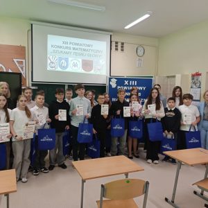 finaliści konkursu trzymający w rękach nagrody rzeczowe oraz dyplomy